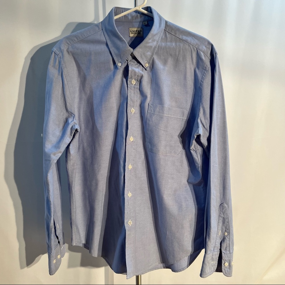 Mens United light blue dress shirt. Size XL fits like size (L)